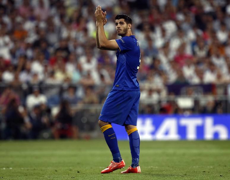 Morata lascia il campo applaudendo i tifosi della Juve: il volto tradisce la delusione per i fischi del Bernabeu. Ap